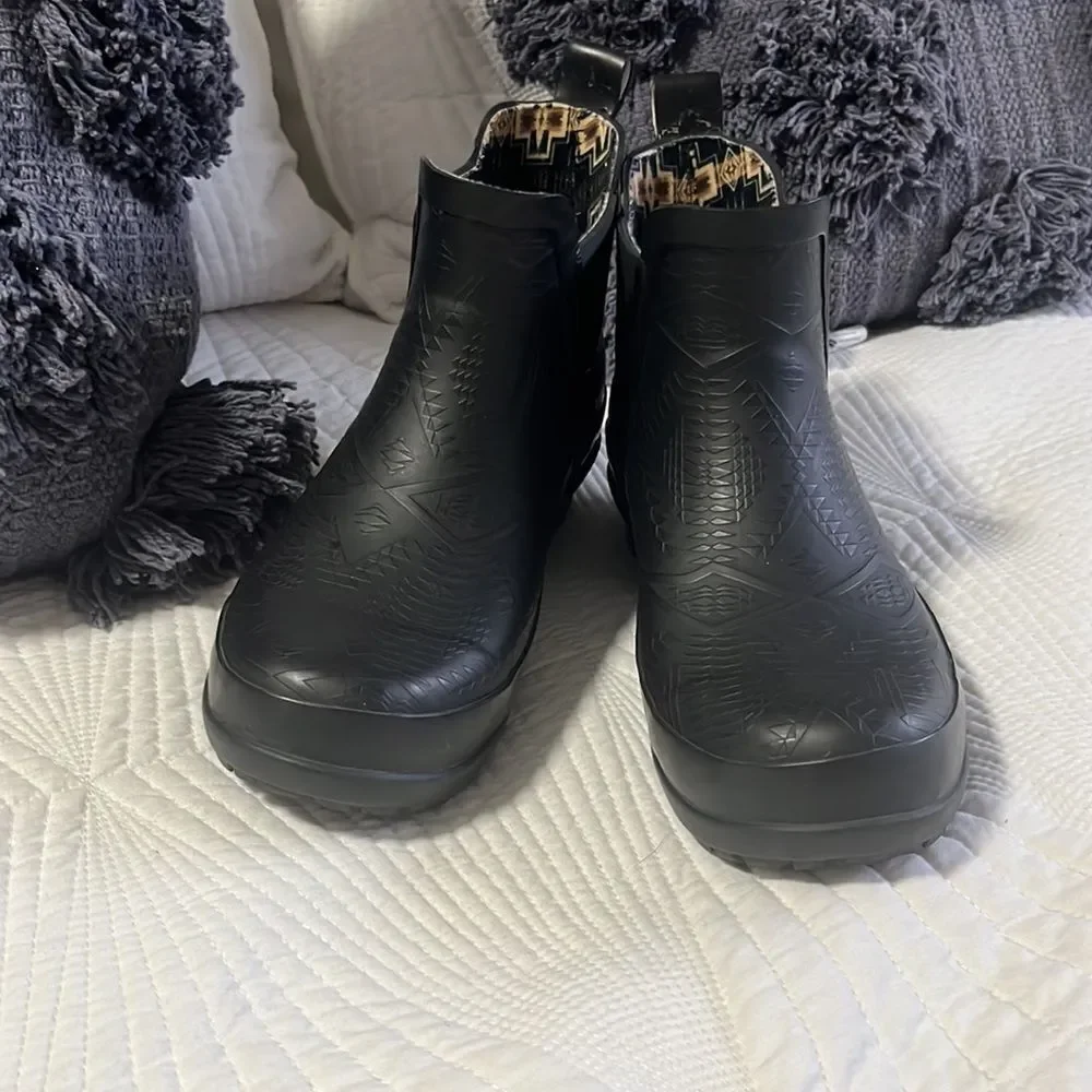 Pendleton Embossed Chelsea Rain Boots (Size 7)